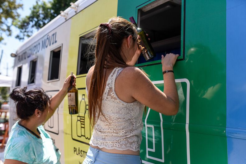 5953 jovenes y adultos reciclando.jpg