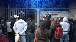 Paro de 4 mil trabajadores del SII: Usuarios con 50.000 trámites atrasados y web intermitente