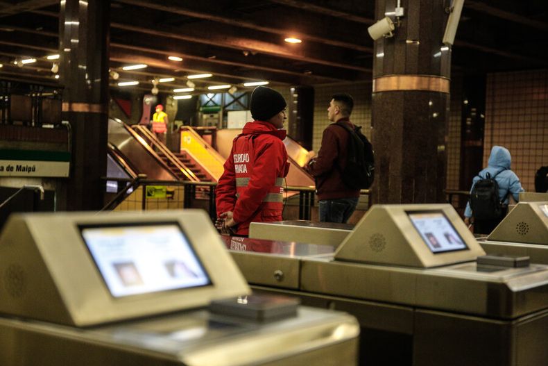 evasion 25 mil personas infraccionadas por no pagar transporte publico en santiago.jpg