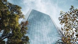 Fabián Fuentealba, de CBRE Chile, explicó los avances en sostenibilidad inmobiliaria: certificación LEED World con 76 puntos y meta de cero emisiones al 2040. Fabián Fuentealba, de CBRE Chile, explicó los avances en sostenibilidad inmobiliaria: certificación LEED World con 76 puntos y meta de cero emisiones al 2040.