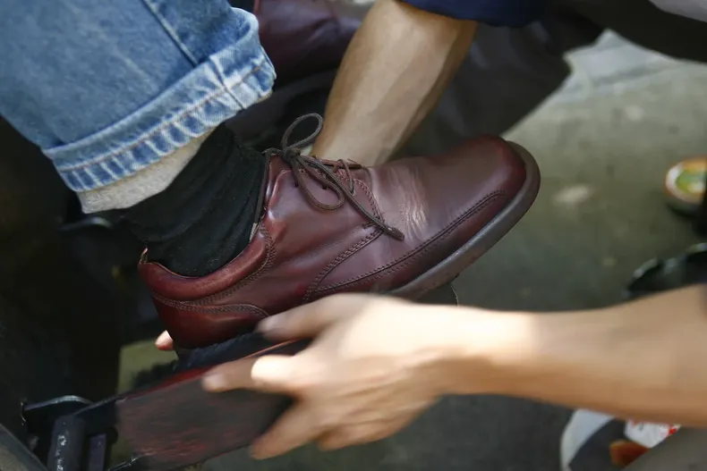 lustrabotas que trabajaba hace 25 anos recupero en juicio su permiso tras demostrar que municipio lo quito sin justificacion.webp