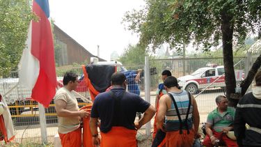 El Desconcierto | bomberos esperando en centro de mando scaled.jpg