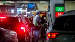 Imagen de gente cargandi bencina / Agencia Uno Imagen de gente cargandi bencina / Agencia Uno