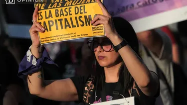 El Desconcierto | 13299 marcha de mujeres con cartel contra el capitalismo.webp