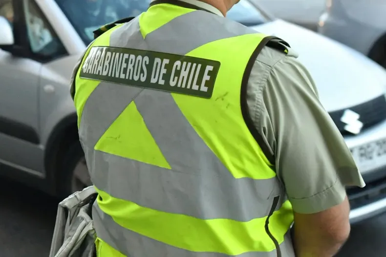 carabinero fue dado de baja por comerse alimentos robados por un menor en supermercado y acudio a la justicia corte rechazo.webp