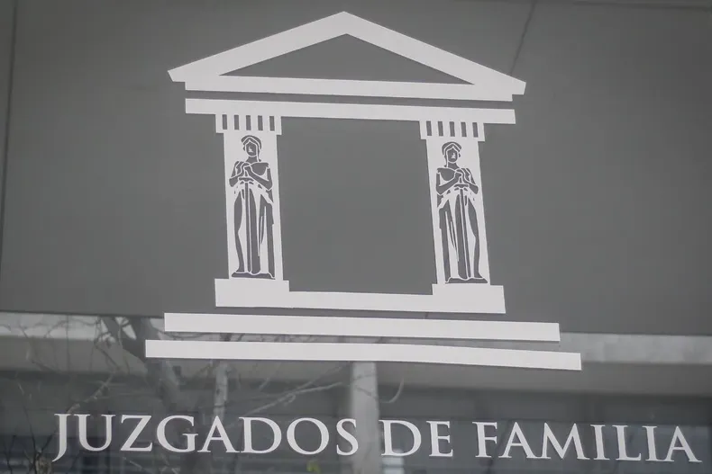 hija pagaba pension de 100 mil a su madre de 92 anos tras enviudar y pidio cesar pagos porque se caso otra vez juzgado acogio.webp