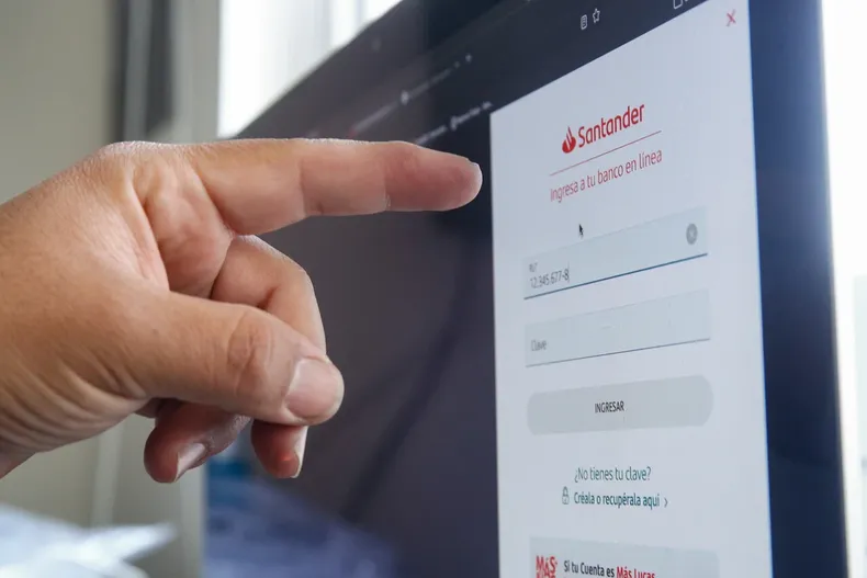 banco le devolvio 7 millones tras fraude pero luego lo demandaron para recuperarlos corte rechazo por falta de pruebas de culpa.webp