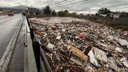 Río Mapocho desbordado por basura provoca ira de Orrego: “Vergonzosa imagen”