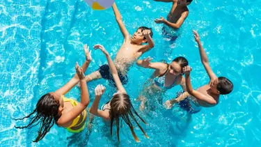 Dolor y picazón de oídos en verano: qué tipo de tapones utilizar al nadar y el daño que produce el uso de cotonitos