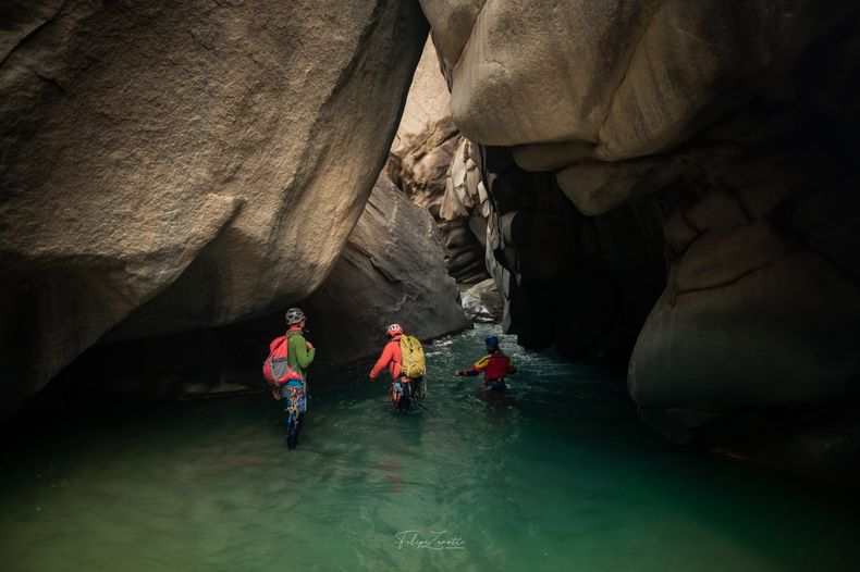 Rio Maipo, Cuevas de los Queltehues.