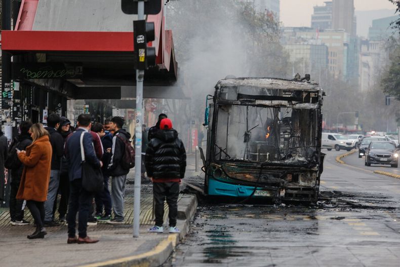 delegacion presidencial rm se querellara por quema de micros cerca de liceo de aplicacion 1.jpg