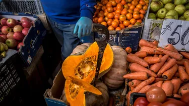 Se cayó en local por fruta podrida en el suelo y pidió $30 millones de indemnización: Se rechazó demanda por falta de pruebas