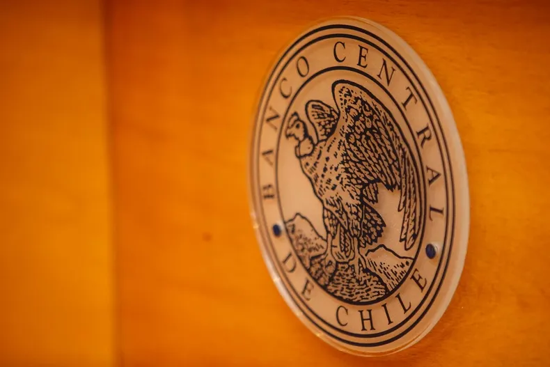 pib de chile crece 3 1 en el segundo trimestre y supera expectativas con fuerte impulso de la inversion.webp