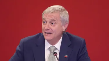 Prestigioso sitio Bloomberg tacha de radical retiro de 43 decretos y alerta por daño a credenciales ecológicas