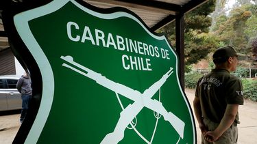 Actualización en normas de Carabineros obliga a mujeres detenidas a entregar su sostén antes de ingresar a calabozos