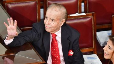 Ex Presidente argentino Menem se encuentra en coma inducido tras sufrir fallo renal