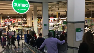 Jumbo deberá pagar $18 millones a cliente al que le robaron auto mientras compraba: No demostró que hubiera seguridad suficiente