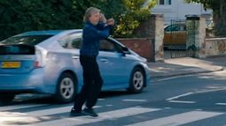 VIDEO| Paul McCartney casi es atropellado tras recrear portada de Abbey Road