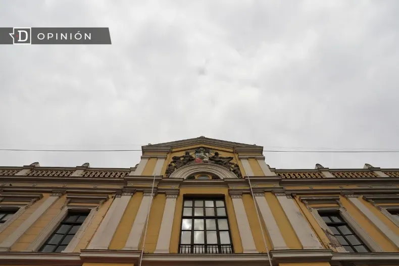 28940 frontis de la universidad de chile.webp