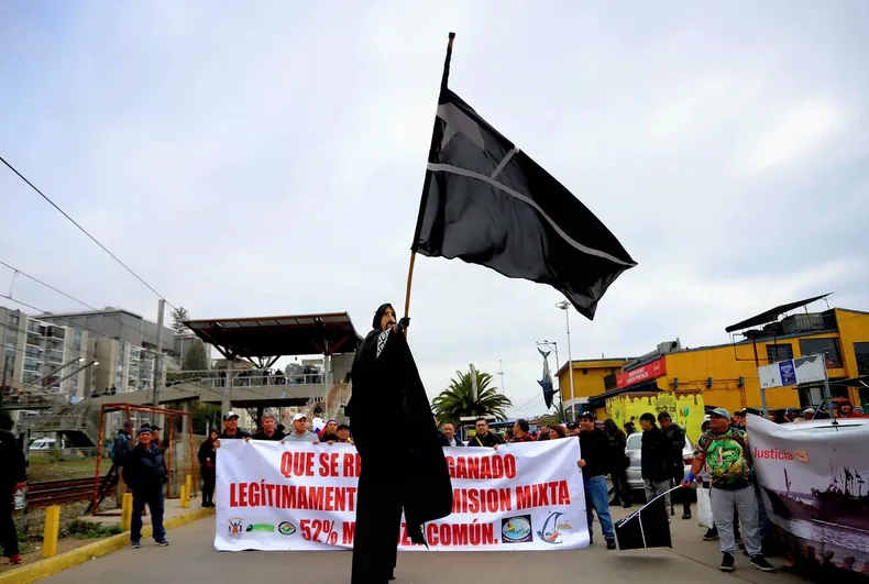 pescadores artesanales exigen al senado aprobar reparto justo de merluza no nos dejen solos.webp