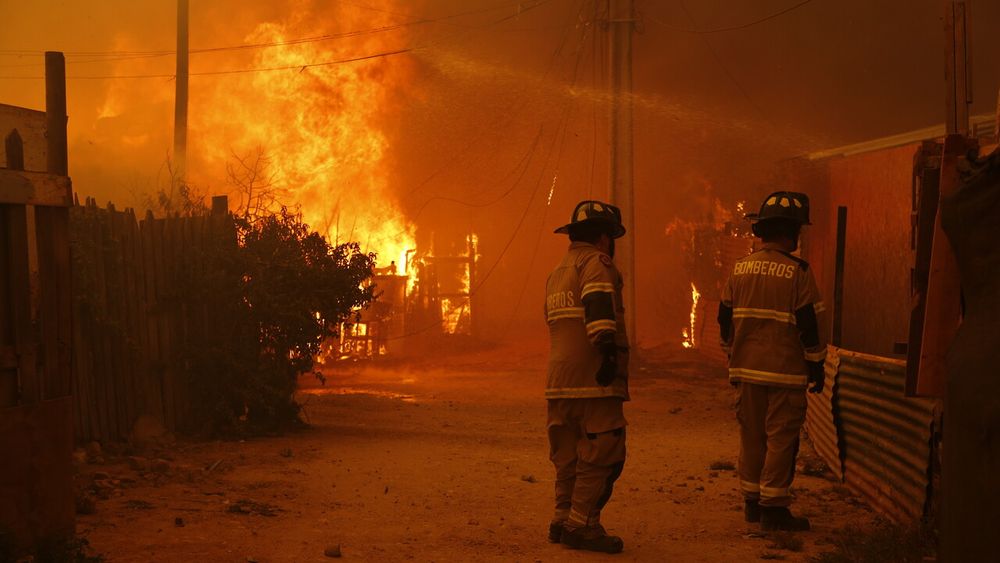 Voraz incendio en Cerro Cordillera de Valparaíso levanta alerta roja y orden de evacuación