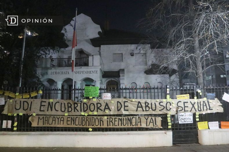 2324 sede de la udi con pancartas pegadas protestando por el caso.jpg