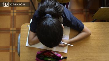 El Desconcierto | 7733 nina en una banca de colegio.jpg
