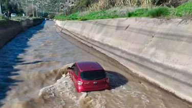 Clases de conducir eran mentira: Revelan la verdad sobre pareja que cayó con su auto al canal San Carlos