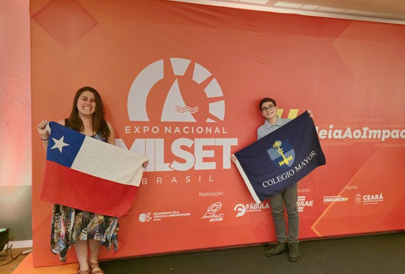 15867 esteban junto a su profesora en brasil.jpg