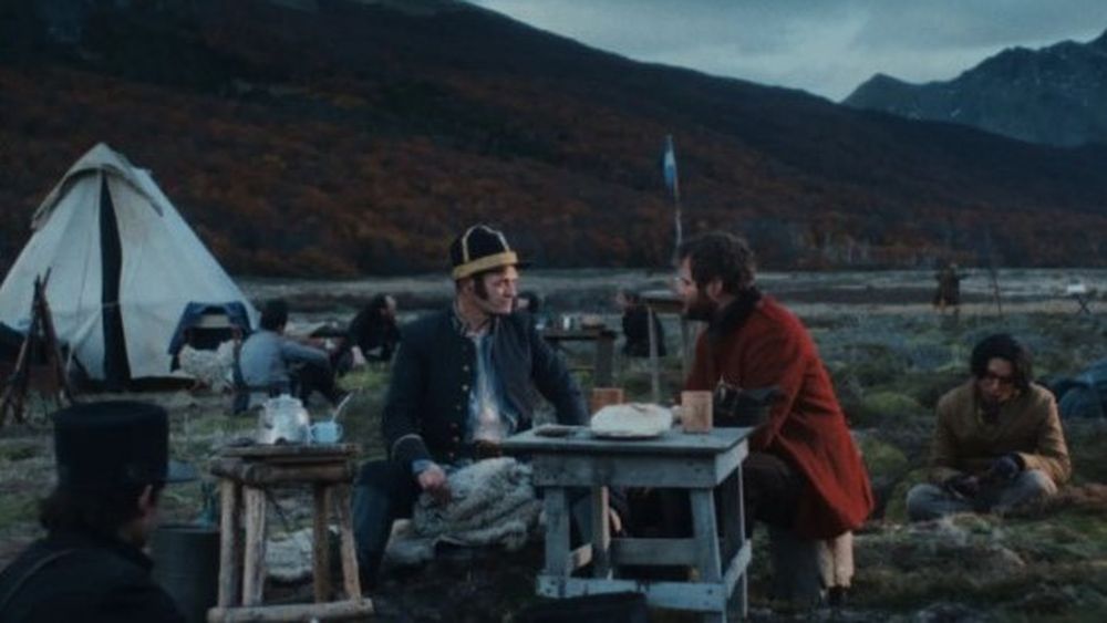 Felipe Gálvez hace historia en Cannes: Filme chileno Los colonos gana premio de la crítica