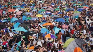 Temen un peligroso rebrote: Reino Unido en alerta por playas atestadas y festejos en Liverpool