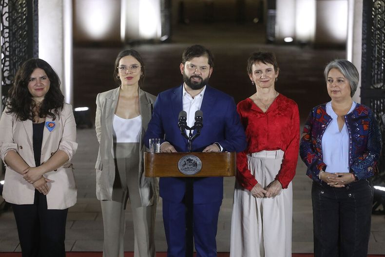 6650 presidente gabriel boric y ministras de gabinete.jpg