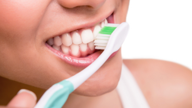No abras las botellas con los dientes: Entregan consejos para mantener salud bucal estas fiestas