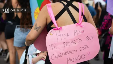 El Desconcierto | 30870 8m mujer marcha con su hija.webp