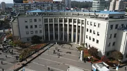 Viajaba cerca de la puerta porque bus iba lleno y terminó cayendo a la calle: Chofer y propietario deberán pagarle $3,3 millones