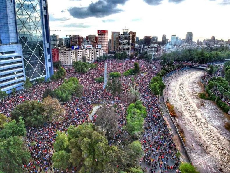 Masiva marcha en Chile en 2019 Plaza Baquedano Hugo Morales Wikimedia Commons 1024x768 1.jpg
