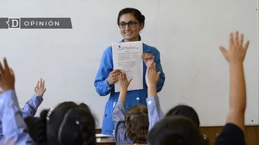El Desconcierto | 28797 profesora impartiendo una clase.webp