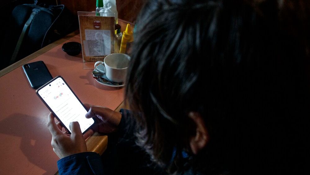 Con influencers que promocionan productos en vivo: Vitrinea desde la comodidad de tu casa