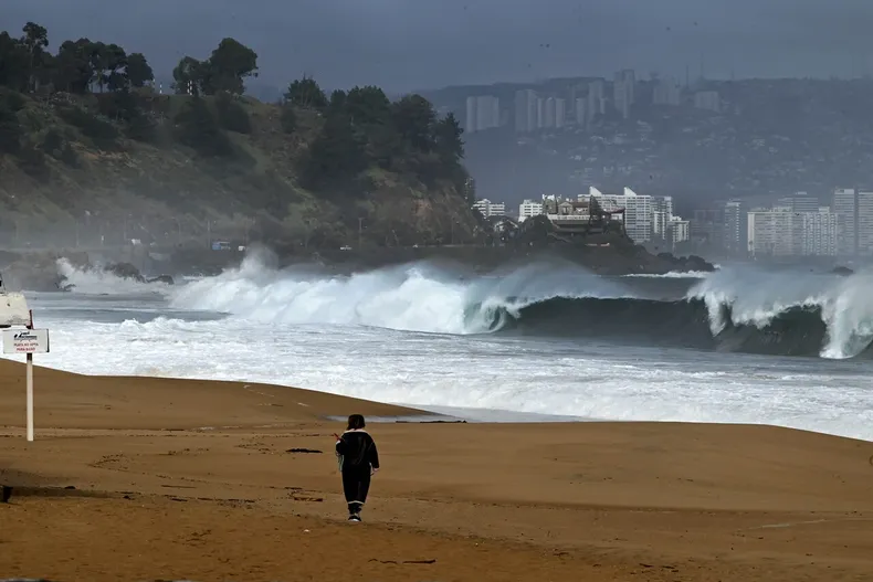 cerro el paso con cadenas y cavo zanjas para impedir acceso a playa de uso turistico y de pesca suprema obliga a permitir ingreso.webp