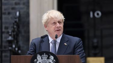 Boris Johnson cae forzado por su propia gente