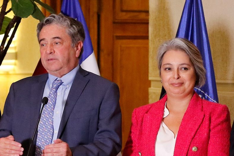 2622 senador coloma ministra jara.jpg