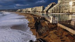 VIDEO| Registro evidencia completa indiferencia de veraneantes de Algarrobo ante marejadas