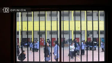 El Desconcierto | 16209 imagen del patio de un colegio a traves de una ventana con r.webp