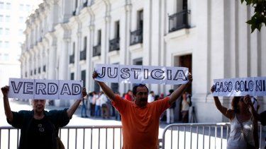 Protesta Colonia Dignidad en La Moneda / Agencia Uno
