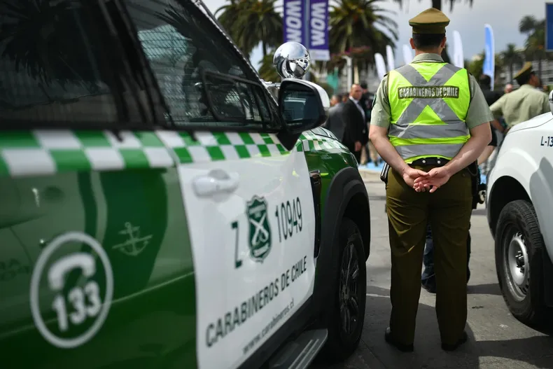 carabinero fue dado de baja por rina en la via publica y supuesto estado de ebriedad recurrio a la justicia y perdio.webp