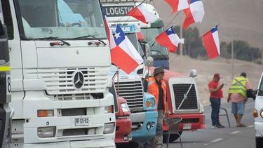 Camioneros impidieron paso de viviendas de emergencia para damnificados de incendio