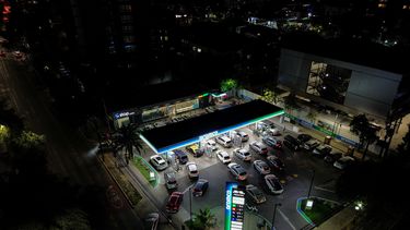 El desconcierto | Autos en una estación de bencina