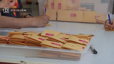 El Desconcierto | 18137 fotos de votos con logo del servel en una mesa.webp