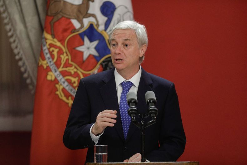 Foto del presidente Kast en un podio al interior de La Moneda / Agencia Uno