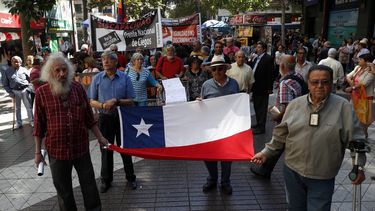Adultos mayores preparan manifestación con rock and roll y tango alrededor de La Moneda para remecer conciencias